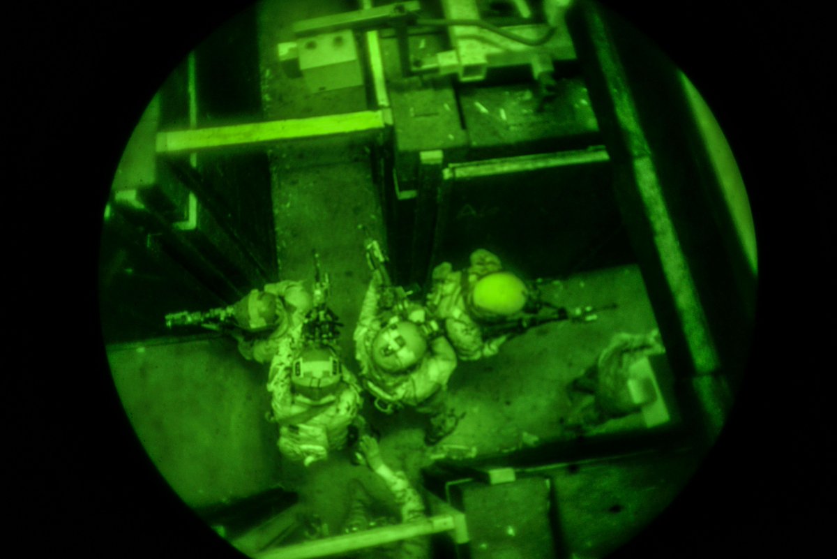CombatControlFn's tweet image. 19 NOV 2015 | Camp Hansen, Japan - 320th Special Tactics Squadron airmen clear a hallway in a shoot house. The training led by the Direct Action Resource Center during a 2-week course where a group of PJs, CCTs and Force Recon Marines develop skills when they jointly deploy.