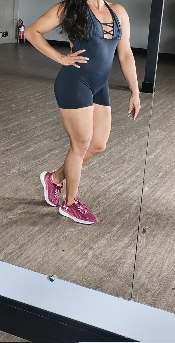 aneeeyyi's tweet image. minha mãe come 7 pães por dia, sabe o que ela faz? como tem 3 pessoas em casa, ela compra os 7 dela e mais cinco pães pra mim e pro meu tio. nunca, nunca que uma mulher teria tamanha gula igual a de um homem. (detalhe, mesmo comendo SETE pães, esse aq é o corpo da querida: