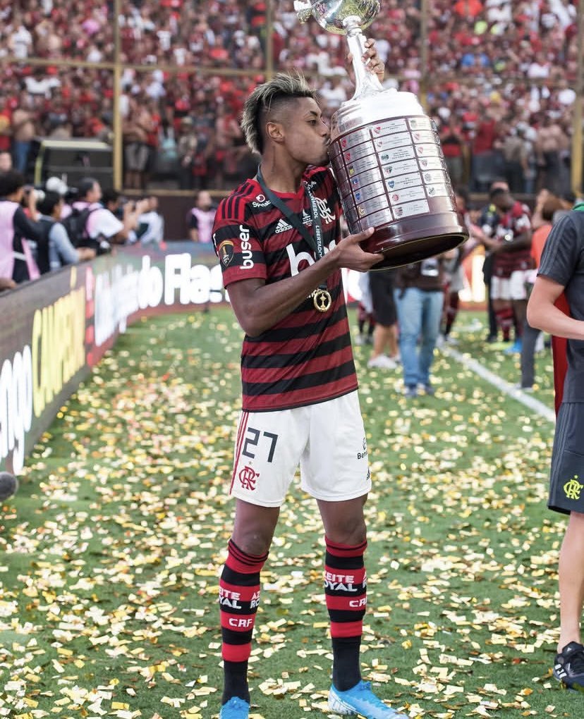 ysxxcrf's tweet image. mas iremos achar o tom
um acorde com lindo som
e fazer com que fique bom outra vez
o nosso cantar
e a gente vai ser feliz
olha nós outra vez no ar
o show tem que continuar.