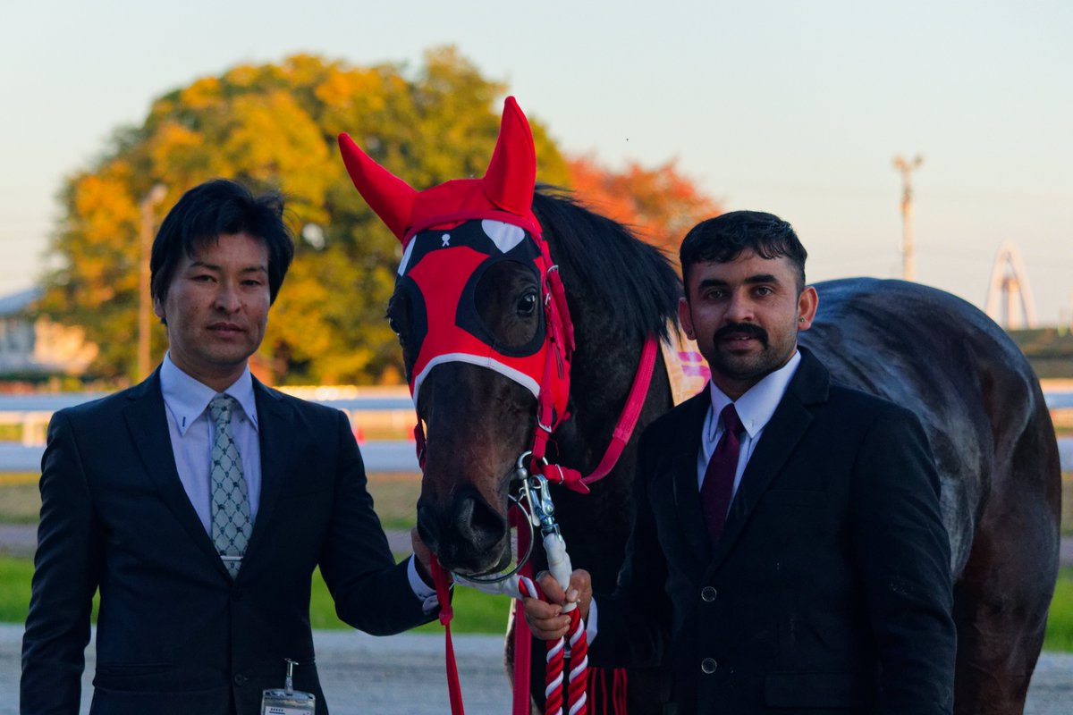 長南先生と担当さん
関係者向けの口取り写真の後に
客席にいた私を見つけて
ココキュンキュンを目の前まで連れてきて下さって
撮影タイムを設けて下さいました
ありがとうございます♪
そして、重賞3連勝おめでとうございます！