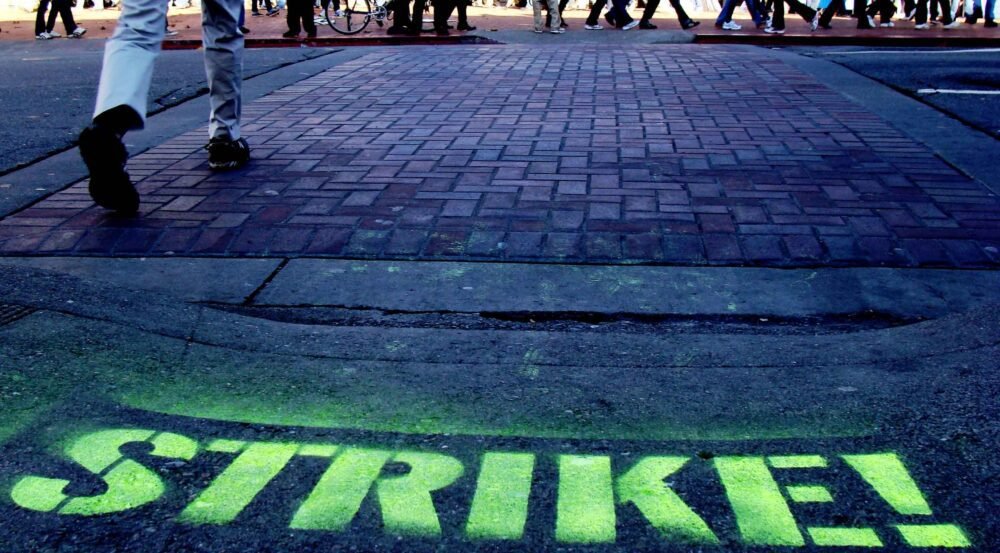 🚩Türk Hukukunda Grev ve Grev Yasakları

✒️Murat Özveri <a href="/MuratOzveri/">Murat Özveri</a> 

"Türkiye işçi sınıfı çoktan beri sendika, grev ve toplu sözleşme hakkını var etme mücadelesiyle yüz yüze olduğunu anlamak zorundadır."

teoriveeylem.net/tr/2025/10/17/…