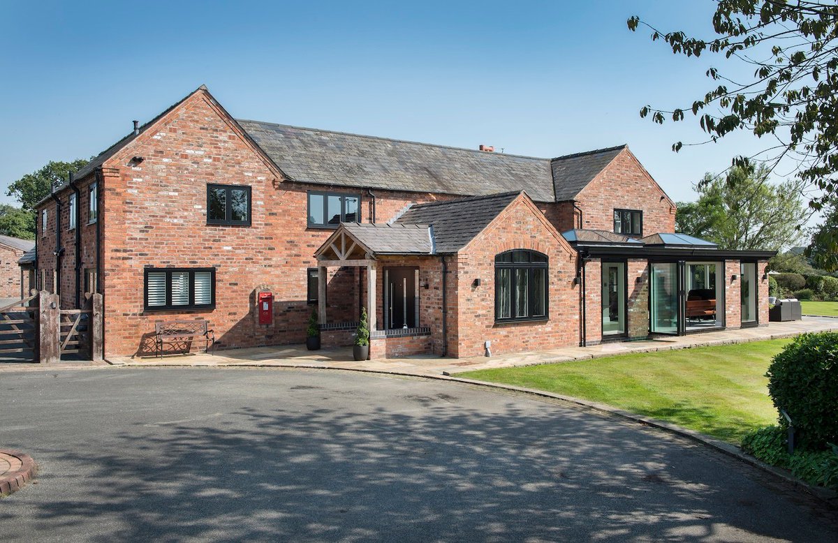 Are you looking for an aluminium window offering style, performance and speedy fitting?

The Alitherm 400 range is supplied with the glazing gasket pre-extruded into the profile, significantly reducing fabrication and installation time.
eu1.hubs.ly/H0pN_fP0