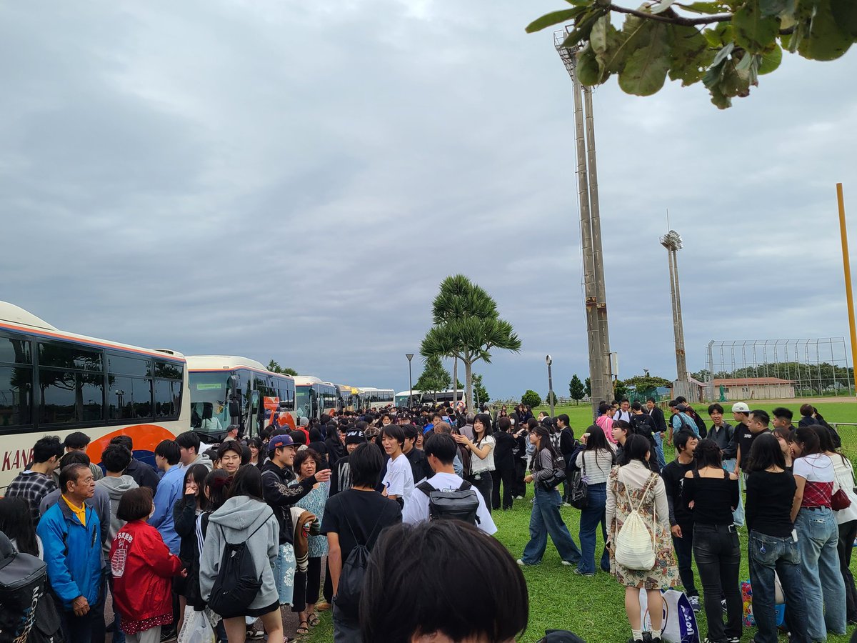 修学旅行３日目
午前中は各民家の方達と体験学習をした後、離村式を行いました。
暖かく迎えていただき思い出に残る経験をさせていただきました。お世話になりました。
午後は美ら海水族館を見学し那覇市内のホテルに戻り３日目を終えました。