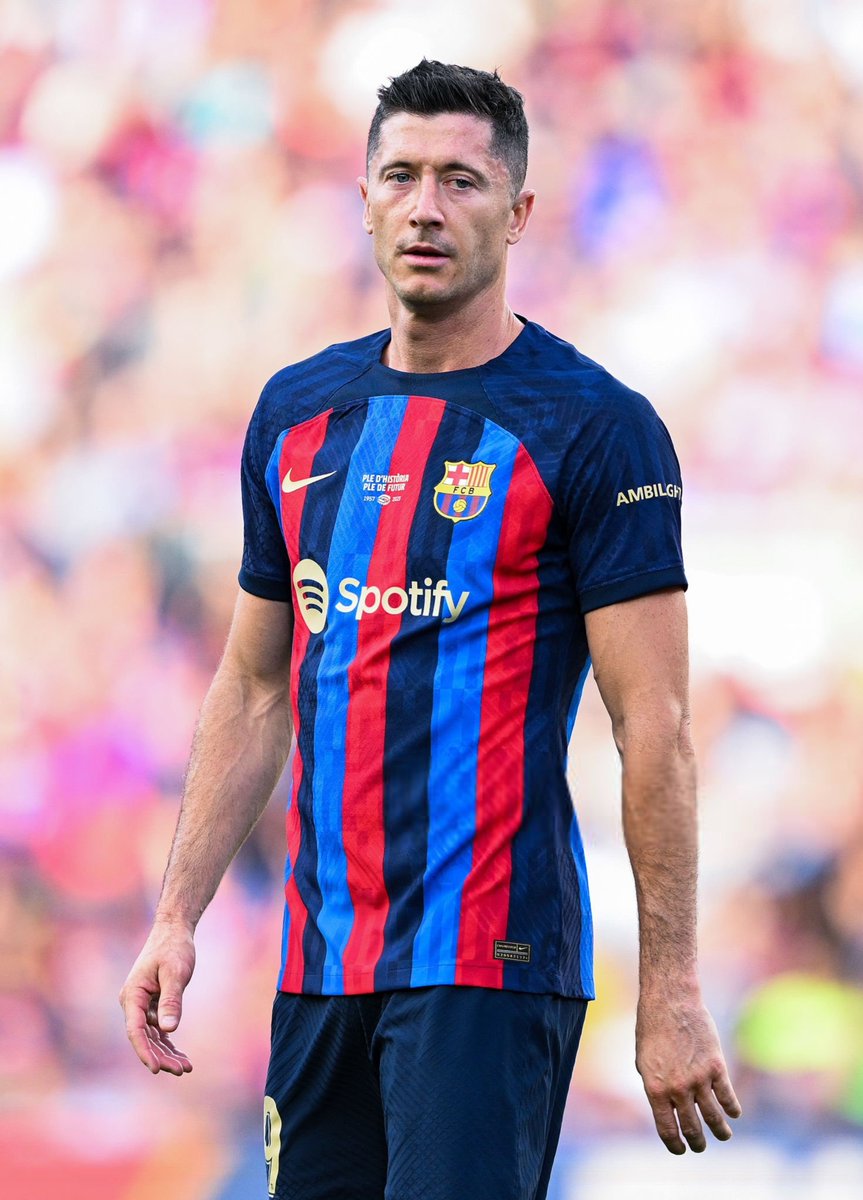 TouchlineX's tweet image. 🚨 𝗡𝗘𝗪: A biography recently published on Robert Lewandowski has revealed an interesting fact of his first season at Barcelona.

When Barcelona had already won La Liga, a board member asked Lewandowski: &quot;Robert, we want you to stop scoring so much goals.&quot;

The player was left…