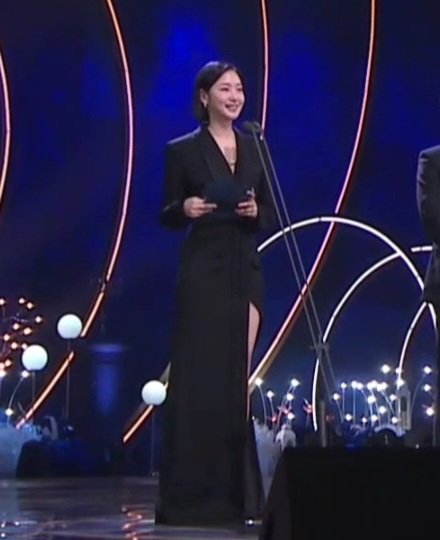 오늘 옷 진짜 너무 예쁜데 20장 꽉 채워서 인스타 한 번만요 제발제발