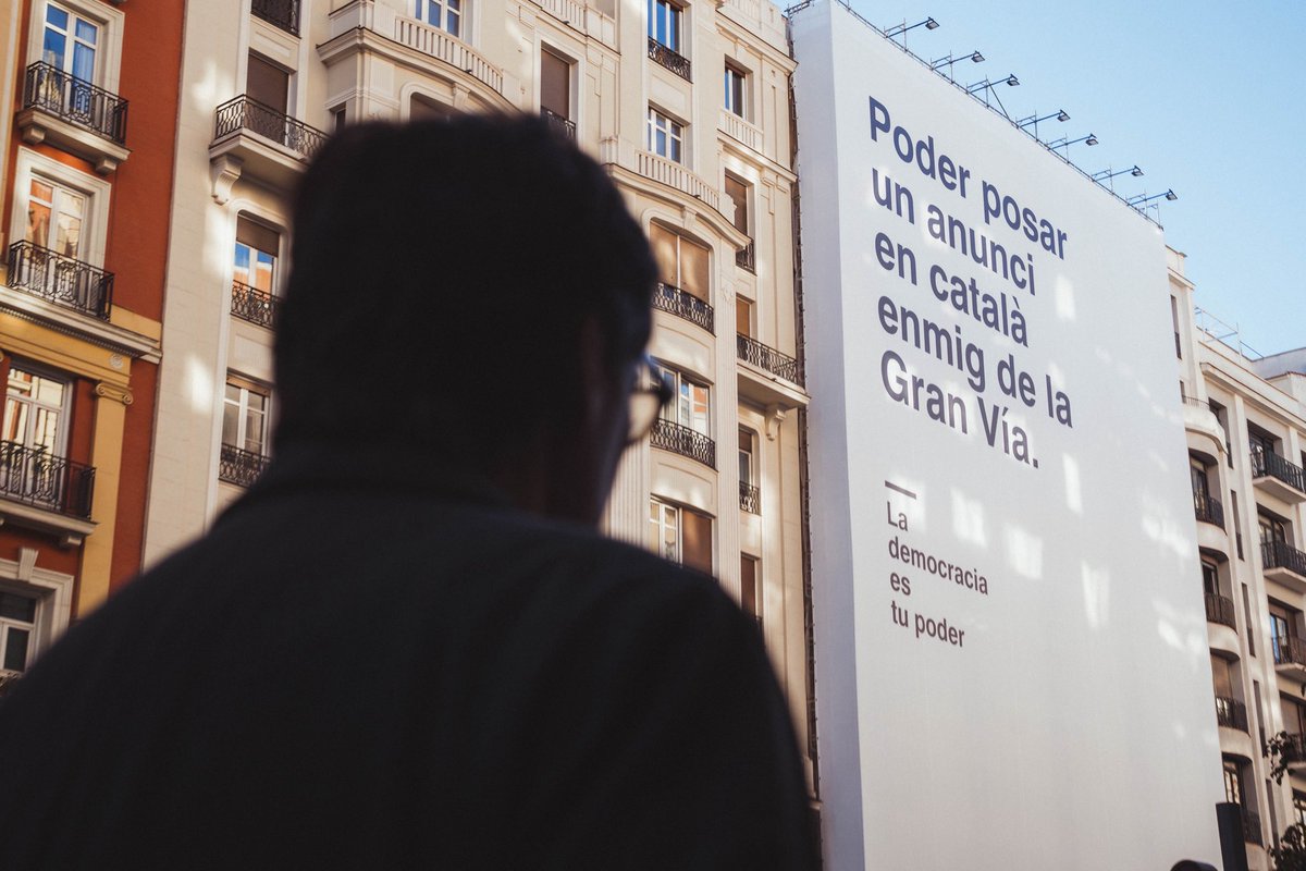“Poder poner un rótulo en español en tu negocio en Cataluña sin que te multen y acosen”.
(Propuesta para lona en la Gran Vía de les Corts en Barcelona).
