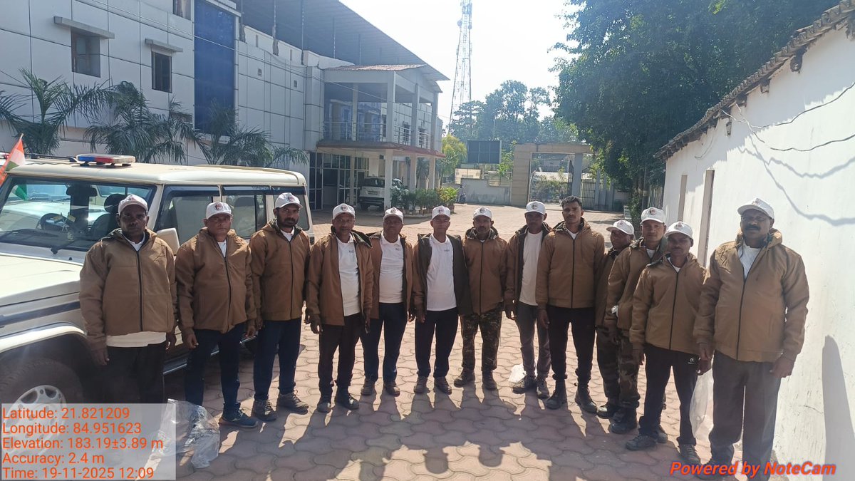 DfoBonai's tweet image. Winter jackets were #distributed to the frontline staff of #Kuliposh, Bonai, Sole, and #RRT squads at the Division Office to support them during field duties in the #winter season🦺🐘🐘
#Bonaiforestdivision
@pccfodisha 
@Prem_CWLWOdisha 
@RourkelaRc79045