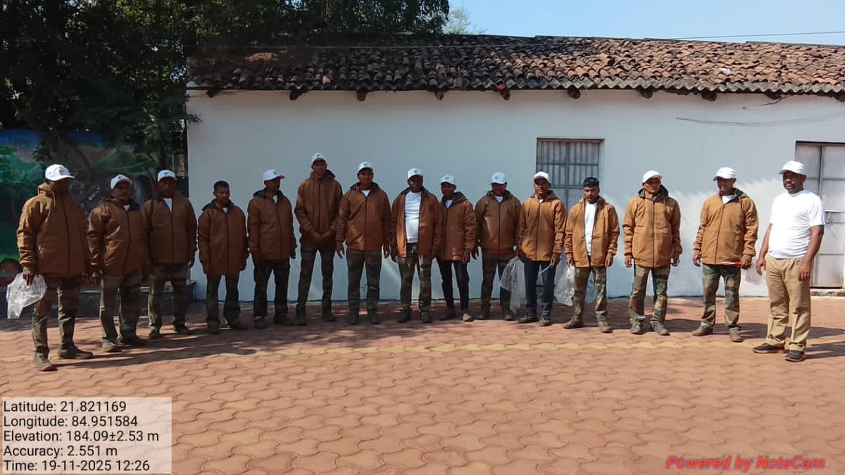 DfoBonai's tweet image. Winter jackets were #distributed to the frontline staff of #Kuliposh, Bonai, Sole, and #RRT squads at the Division Office to support them during field duties in the #winter season🦺🐘🐘
#Bonaiforestdivision
@pccfodisha 
@Prem_CWLWOdisha 
@RourkelaRc79045
