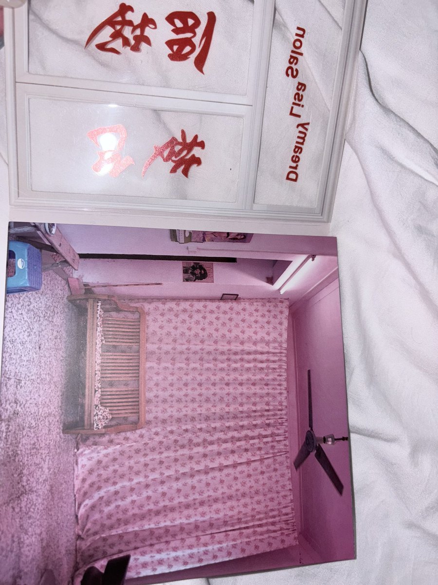 lanadelreie's tweet image. 님들 제가 엄청 이쁜거 보여줄게요
제가 갖고있는 씨디 중에 제일 이쁜거임
五条人이라는 중국 포크 밴드 梦幻丽莎发廊 (dreamy lisa salon)이라는 앨범 씨디인데 이렇게 세워서 두면 미용실이 만들어져요 씨디 안 빼면 씨디가 거울인 것도 느므 천재적임