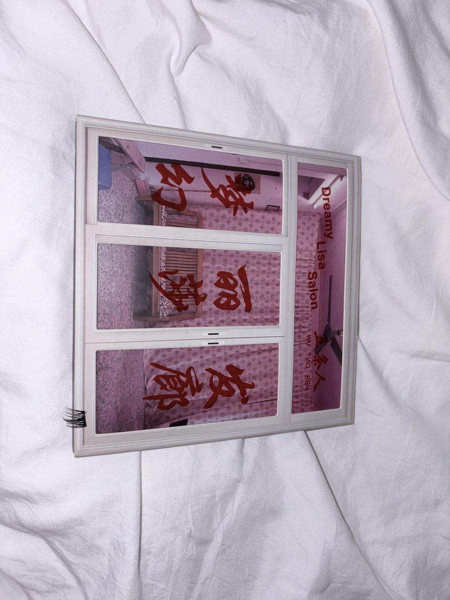 lanadelreie's tweet image. 님들 제가 엄청 이쁜거 보여줄게요
제가 갖고있는 씨디 중에 제일 이쁜거임
五条人이라는 중국 포크 밴드 梦幻丽莎发廊 (dreamy lisa salon)이라는 앨범 씨디인데 이렇게 세워서 두면 미용실이 만들어져요 씨디 안 빼면 씨디가 거울인 것도 느므 천재적임