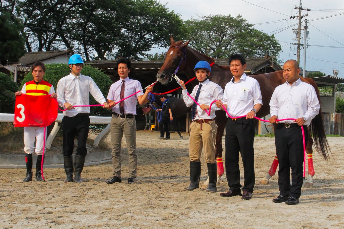 今日の笠松競馬場
兵庫から
長南厩舎のココキュンキュン
永島厩舎のリマンシテ
2頭が遠征だったのですが

長南厩舎の重賞初勝利は
笠松競馬場の2017年サマーカップで優勝したトランヴェール
その時の鞍上が当時騎手だった永島調教師
レース後の長南先生と永島騎手の会話を思い出しました。