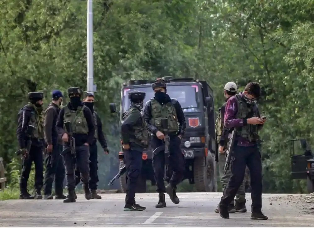 YunusKashmir's tweet image. The grenade was found in an orchard adjacent to the forum and has been secured by police. Authorities are investigating to determine its origin and any potential threat. #ExplosiveRecovery #KashmirSafety #BaramullaUpdates