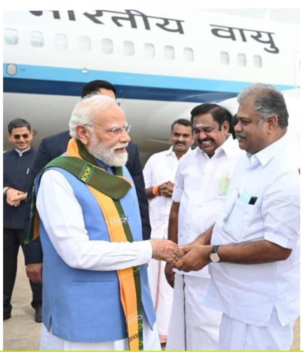 GK__Vasan's tweet image. இன்று 19.11.2025, புதன்கிழமை, கோவையில், தென்னிந்திய இயற்கை வேளாண் மாநாடு 2025  ஐ தொடங்கி வைக்க கோவை விமான நிலையம் வருகை புரிந்த @PMOIndia திரு @narendramodi
அவர்களை  வரவேற்றபோது.

#WelcomeModi
