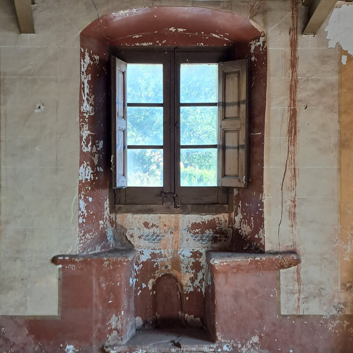 Surto amb el cor encongit d'una masia del Vallès Occidental. Ens ha rebut el masover, un home d'edat avançada que hi ha fet de pagès bona part de la seva vida i que hi ha quedat sol. Ara la casa és propietat d'un banc que, malgrat que estan caient algunes parts, no hi fa res😔