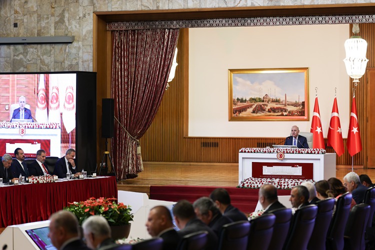 Cumhuriyet Halk Partisi'ne çağrımızdır;
"İmralı gidişi" açıklamalarının ardından Sizlere Yakışan, #Bukomisyon dan çekilmek olacaktır. 
Artık sizleri destekleyen ve Oraya gitmenizi istemeyen seçmenlerinizi görmezden gelmeyi bırakın.
Yoksa nazarınızda, size oy veren seçmenlerin