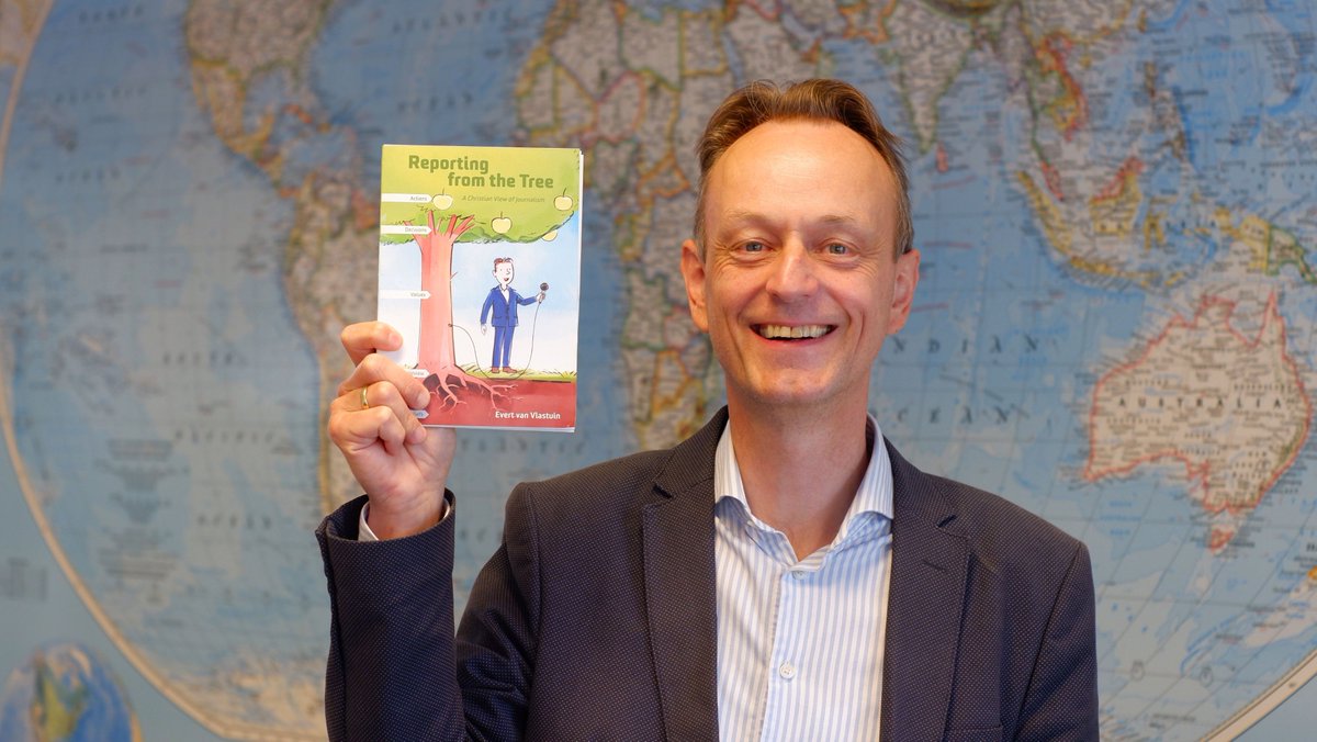 Evvlastuin's tweet image. In this era in which #journalism is in debate, it is good to reflect upon this profession and the #worldview in which it is rooted. In my book, I give a #Christian perspective on journalism 👇 

reportingfromthetree.com