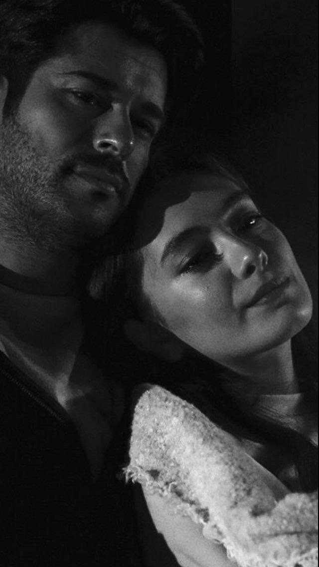 تسکینِ لمس❤️

اگر تم اپنی نرم ہتھیلیاں 
میرے دیرینہ زخموں پر رکھ دو
تو میرے تمام زخم بھر جائیں گے 
 اور میری حالتیں 
جن کا علاج ماہر نفسیات کے پاس بھی نہیں 
ان پر  اپنی انگلیوں کا لمس ثبت کردو 
تو تمام حالتیں محو ہو جائیں گی
زخموں کا بھرنا دیکھ کر 
تمام طبیب سر پیٹ لیں گے 
اپنی