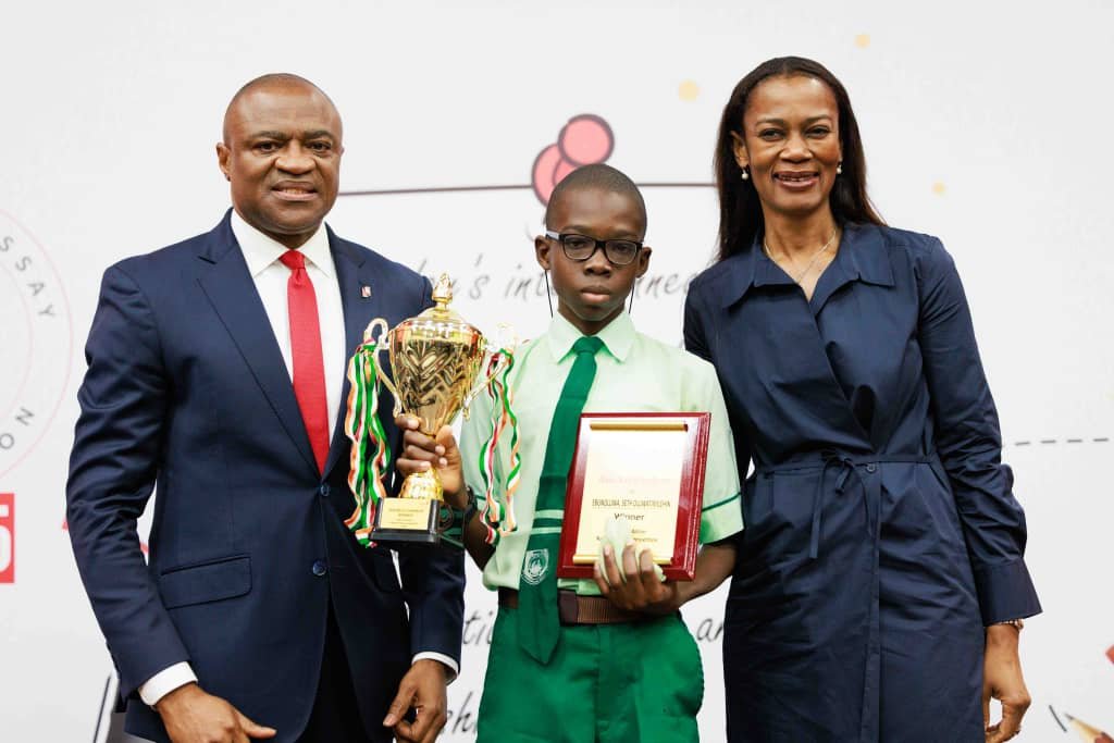 ParallelCo_'s tweet image. Ebonolua Seth Oluwatimelehin has made history by winning the UBA Foundation National Competition, becoming the youngest winner in 15 years and receiving a 10 million naira scholarship. A bright future for the youth of Nigeria! #Nigeria