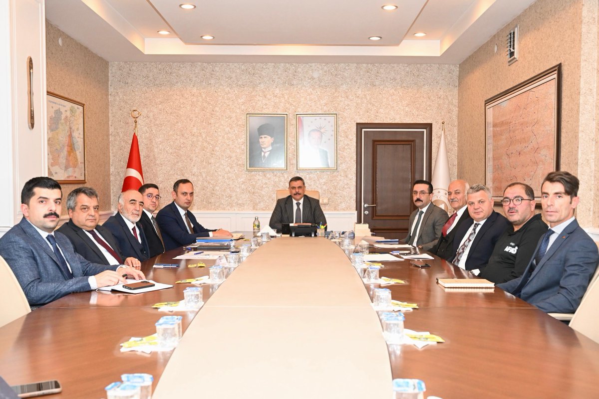 📍 Uzundere Heyelan Bölgesi Toplantısı, Valimiz Sayın Mustafa Çiftçi başkanlığında gerçekleştirildi.

📌 Uzundere ilçesi Çağlayan Mahallesi’nde 25.05.2025 tarihinde meydana gelen heyelan afetiyle ilgili durum değerlendirmesi yapıldı.

📊 Toplantıda, heyelan bölgesine ilişkin