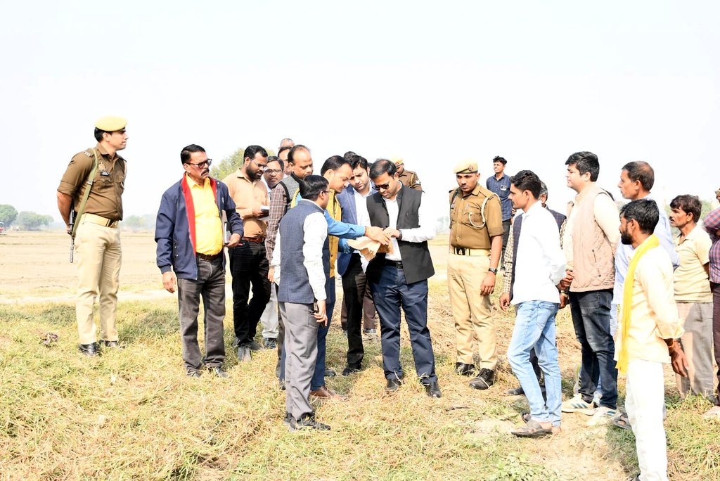 dm_firozabad's tweet image. नगर पालिका परिषद सिरसागंज क्षेत्रांतर्गत ग्राम नगला पंचम में प्रस्तावित एस.टी.पी. प्लांट के लिए भूमि चयन के संबंध में जिलाधिकारी @RameshRanjanIAS ने स्थल का निरीक्षण कर संबंधित अधिकारियों को आवश्यक दिशा-निर्देश प्रदान किए। @CMOfficeUP @UPGovt @ChiefSecyUP @InfoDeptUP