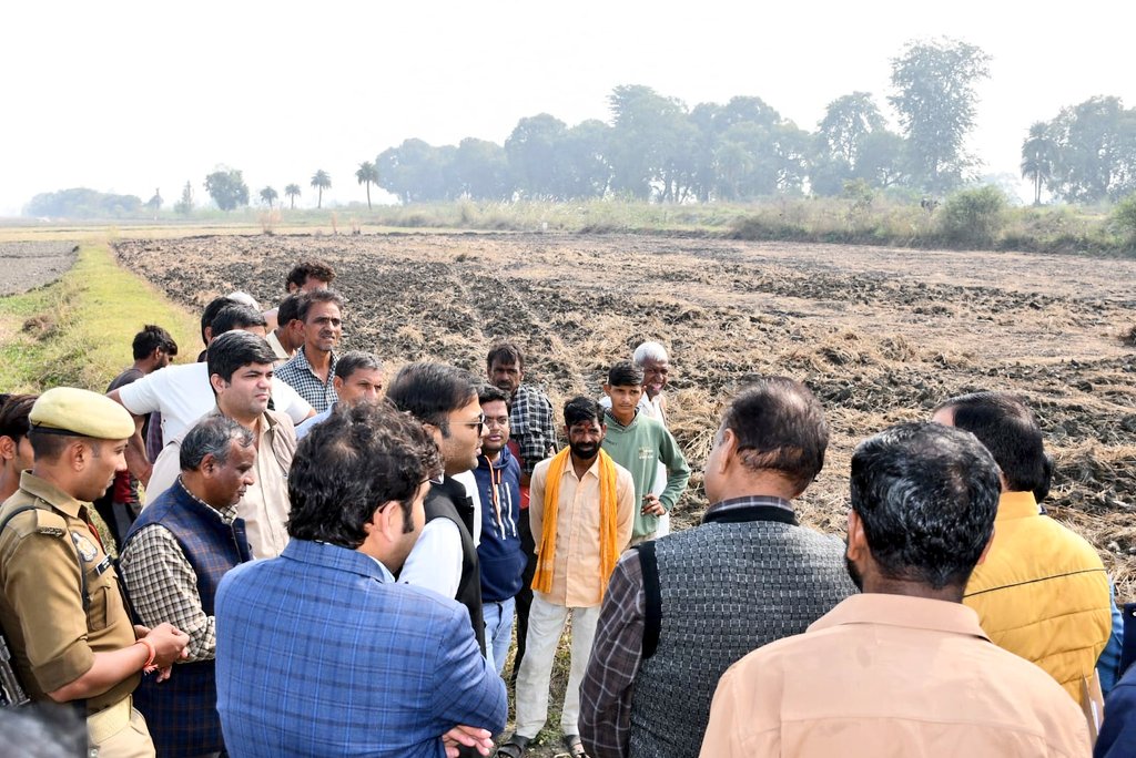 dm_firozabad's tweet image. नगर पालिका परिषद सिरसागंज क्षेत्रांतर्गत ग्राम नगला पंचम में प्रस्तावित एस.टी.पी. प्लांट के लिए भूमि चयन के संबंध में जिलाधिकारी @RameshRanjanIAS ने स्थल का निरीक्षण कर संबंधित अधिकारियों को आवश्यक दिशा-निर्देश प्रदान किए। @CMOfficeUP @UPGovt @ChiefSecyUP @InfoDeptUP