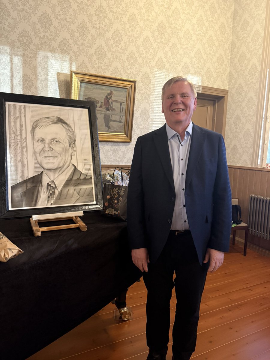 Tänään pidimme Mehiläisen kanssa strategisen ohjausryhmän kokouksen, jossa suuntasimme katseet Jämsän menestyksen ytimeen: ihmisiin.

Ennätin myös onnittelemaan eläköitynyttä johtavaa rehtoriamme, Juha Damskäggiä. Juha on tehnyt esimerkillisen uran ja olemme siitä kiitollisia 💙