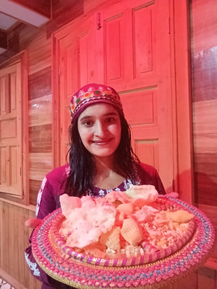 TJaismine's tweet photo. THE TRADITION OF BUDI DIWALI WHICH HAS GOING ON FOR CENTURIES IS STILL BEING PRESERVED BY THE PEOPLE OF #GIRIPAR_AREA... यह त्यौहार अत्याधिक हर्ष और उल्ला��� के साथ_२ लोग द्वारा हाथों में मशाल लेकर पारंपरिक वाद्य यंत्रों की धुन पर पौराणिक लिंबर नृत्य का आनंद   लिया जाता हैं.. https://t.co/vIBAOxuq5k