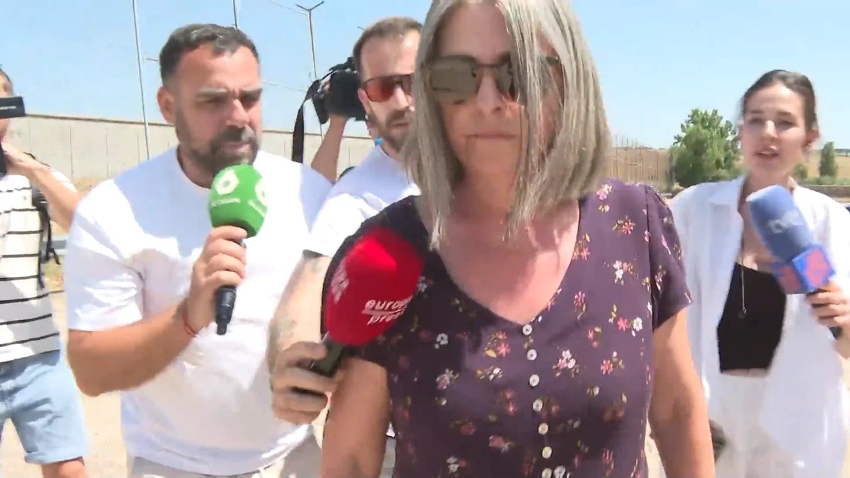 davidsantosvlog's tweet image. Se llama Paqui Muñoz y es la mujer de Santos Cerdán. Parece ser que le gustaba gastarse el dinero que presuntamente robaba su marido, con una nómina de 1900€/mes sin trabajabar en nada.

¿Por qué no está imputada o en la cárcel?