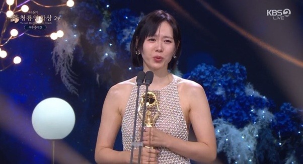 kdrama_menfess's tweet photo. Congratulations Hyunbin &amp; Son Yejin for winning Best Actor &amp; Best Actress at The 46th Blue Dragon Film Awards

•kdm• https://t.co/k20iHSiXSR