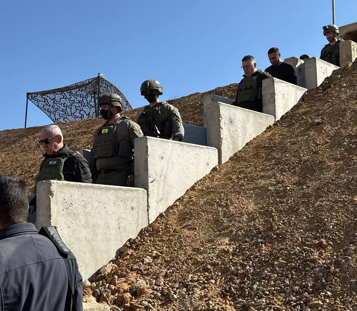 بعد ما تسمع هالخبر ستقول : كنا نحكي الجولان المحتل والان الجنوب السوري المحتل وبكرة درعا المحتلة والسويداء المستقلة 
ودوري يا دنيا دوري 

🚨
نتنياهو في الجنوب السوري:

تبيّن أن شهادة نتنياهو في المحكمة ألغيت اليوم الأربعاء بسبب زيارة له مع مجموعة من الوزراء وقادة المؤسسة الأمنية