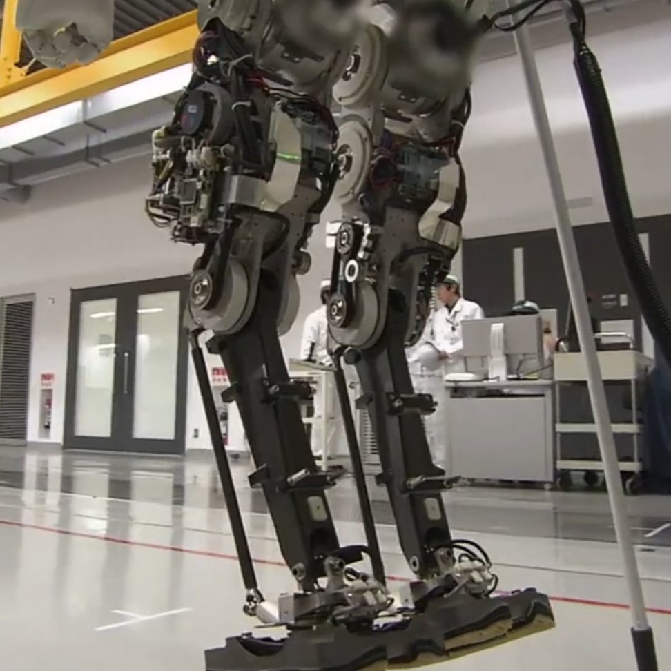 roughrobotics's tweet image. ASIMO君こんな感じのリンク機構マシマシ足だったこともあったんですねー知らなかった