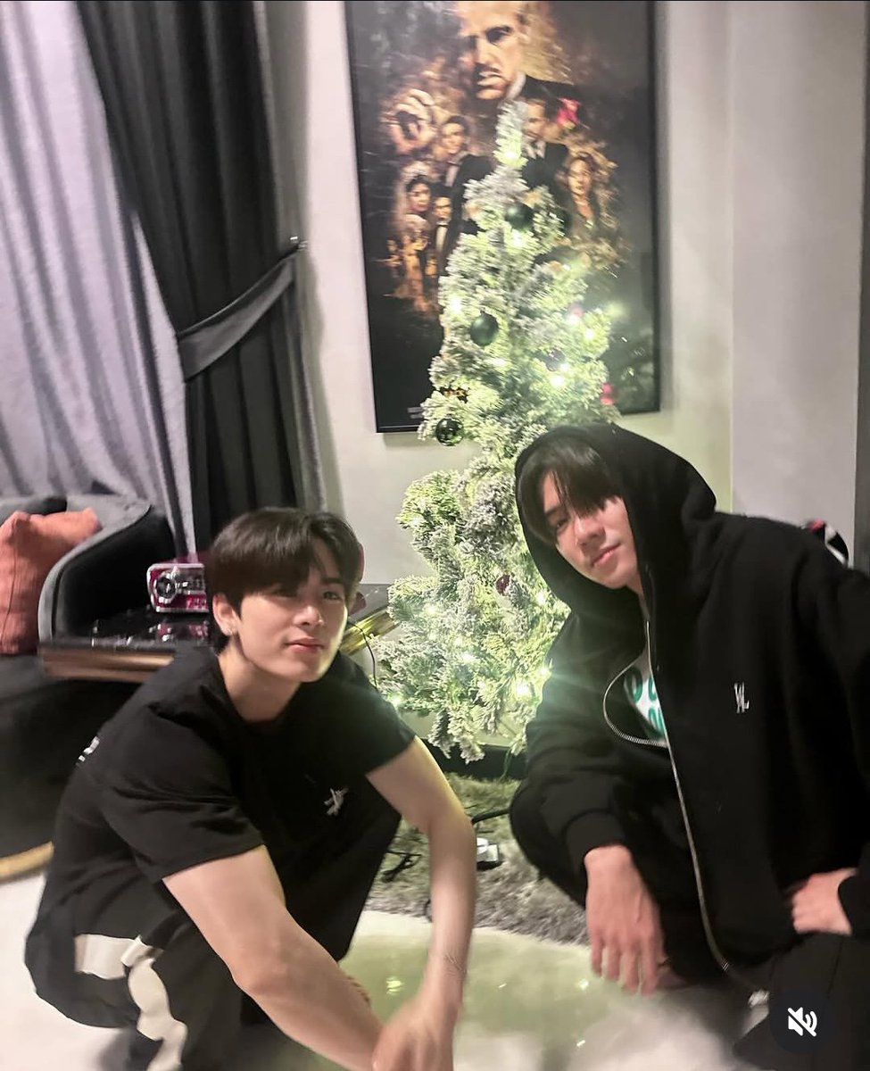 ต้นคริสต์มาสเพิ้ดอะ รอเธอขามาติดตกแต่งต้นคริสต์มาสต์ด้วยกันอยู่นะ ตอนนี้ยังไม่มีสีสัน