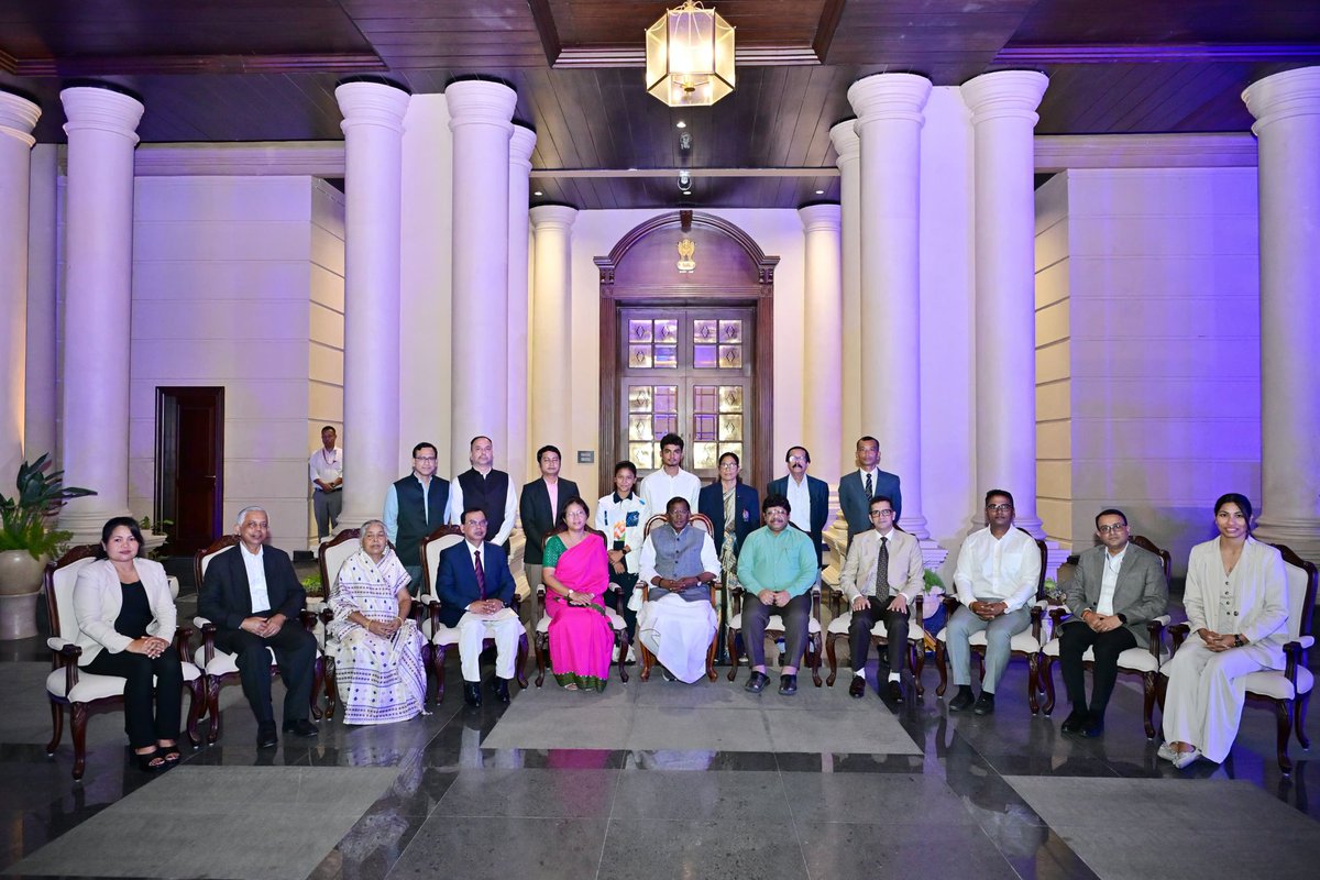 Laxmanacharya54's tweet image. आज राजभवन में श्री श्री अनिरुद्धदेव खेल विश्वविद्यालय के नव-नियुक्त कुलपति प्रो. हिरेंद्र नाथ शर्मा जी को उनके पद की शपथ दिलाई। इस अवसर पर राज्य की खेल मंत्री श्रीमती नन्दिता गोरलोसा जी भी उपस्थित रहीं। मुझे पूर्ण विश्वास है कि प्रो. शर्मा जी के नेतृत्व में प्रदेश की उभरती…