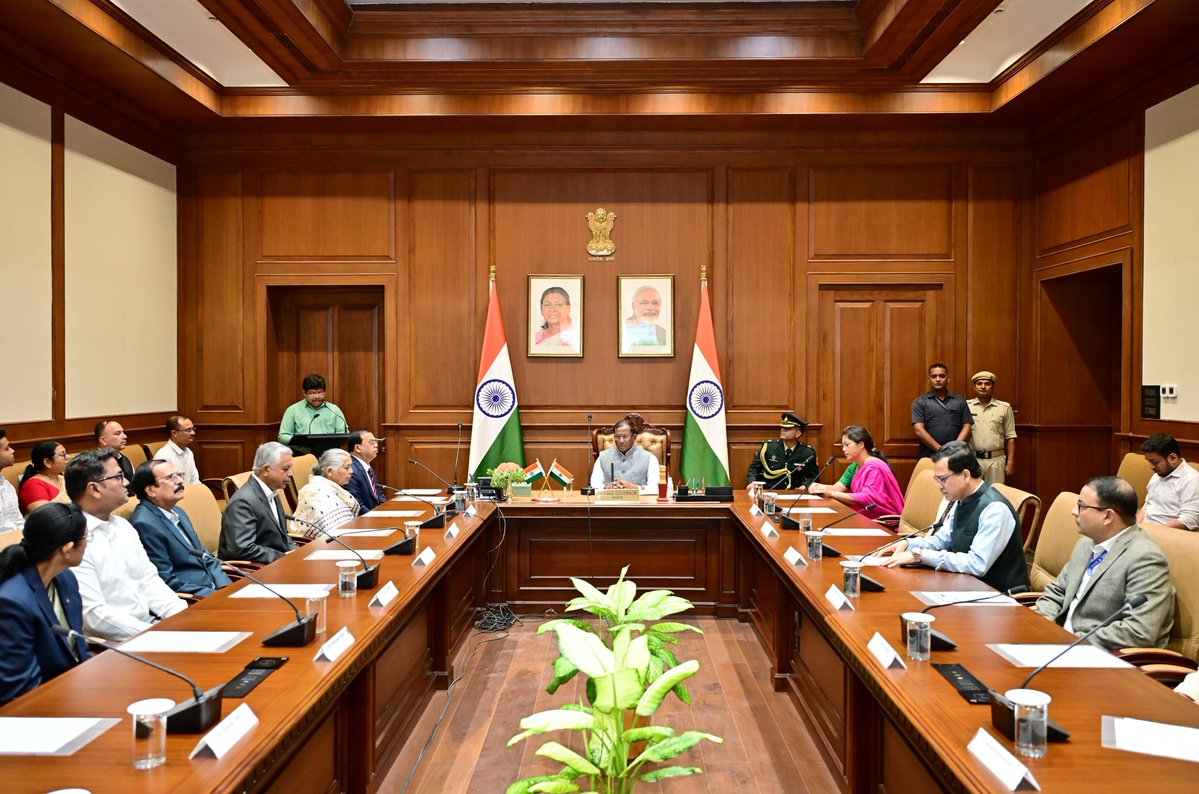 Laxmanacharya54's tweet image. आज राजभवन में श्री श्री अनिरुद्धदेव खेल विश्वविद्यालय के नव-नियुक्त कुलपति प्रो. हिरेंद्र नाथ शर्मा जी को उनके पद की शपथ दिलाई। इस अवसर पर राज्य की खेल मंत्री श्रीमती नन्दिता गोरलोसा जी भी उपस्थित रहीं। मुझे पूर्ण विश्वास है कि प्रो. शर्मा जी के नेतृत्व में प्रदेश की उभरती…