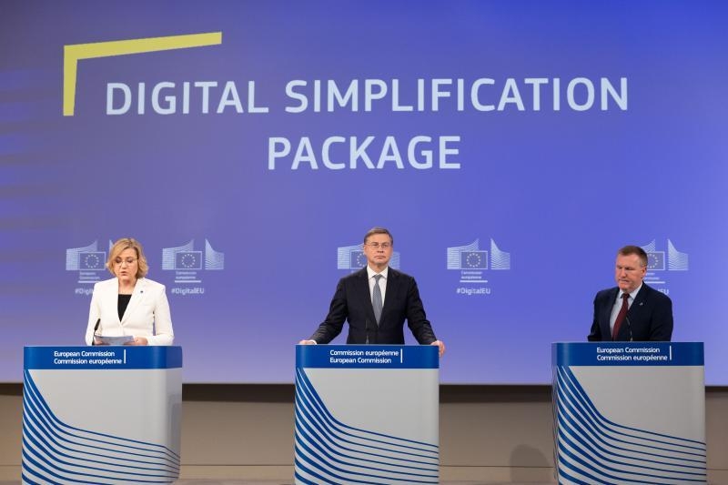 VDombrovskis's tweet image. Today’s #DigitalOmnibus is an important step forward in delivering our #simplification agenda &amp;amp; strengthening competitiveness.

By cutting annual administrative costs by €1 billion, it boosts our companies’ ability to innovate &amp;amp; succeed. 

1/2