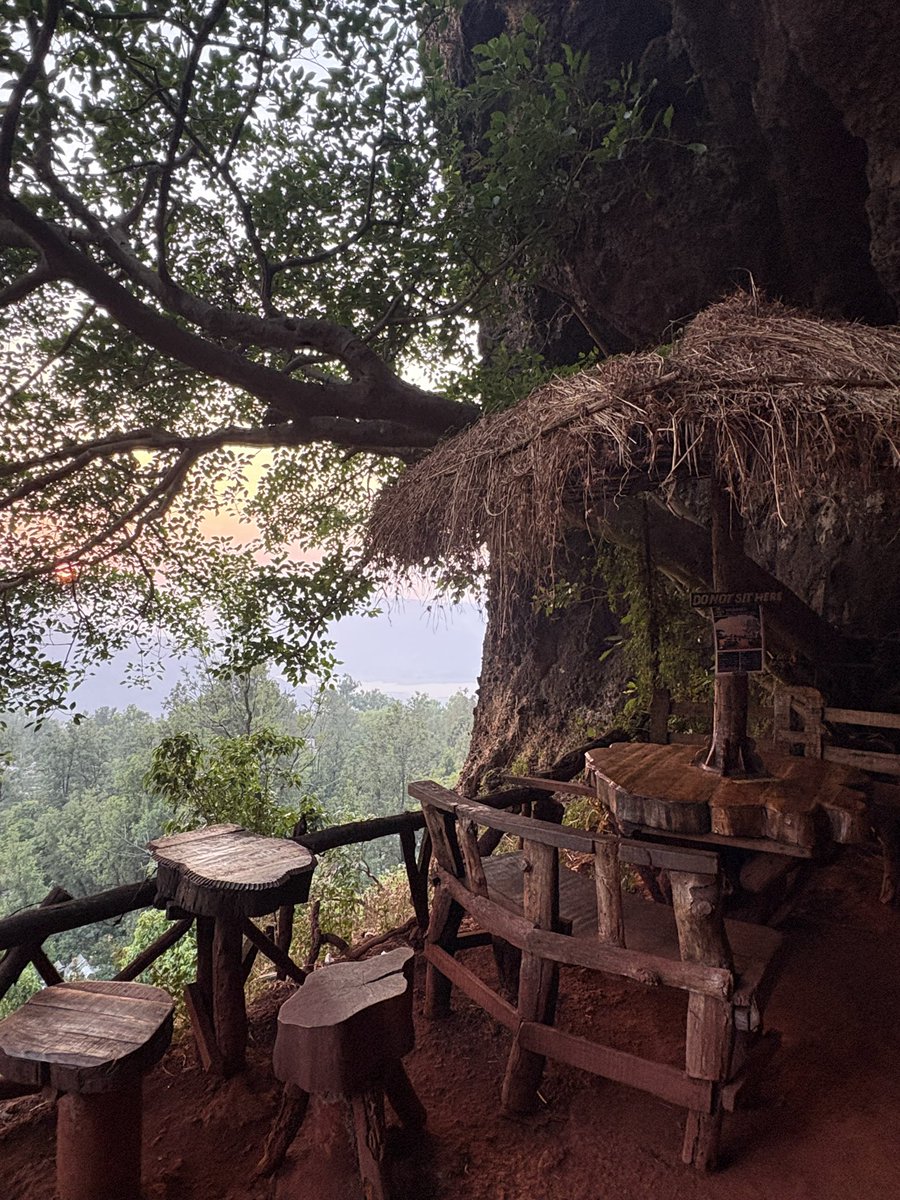 Akii_09's tweet photo. @RoadsOfMumbai There is a place called tiger caves near Panchgini…amazing chai and views! https://t.co/OUm3xplwBG