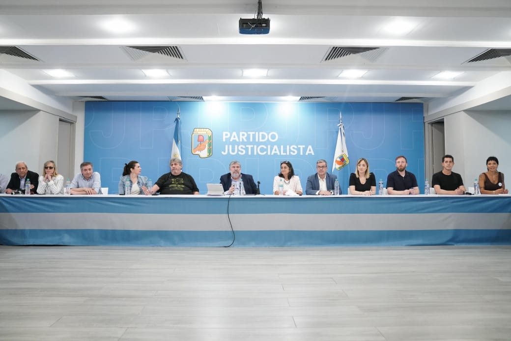 WalterVuotoTDF's tweet image. COMPROMISO CON LA PATRIA Y SU GENTE 🇦🇷❤️

Participamos junto a @AndreFreitesTDF del Consejo Nacional del PJ para analizar el Presupuesto 2026 y la agenda de retrocesos que impulsa el gobierno Nacional.

Defendemos la producción, el trabajo argentino y una democracia sin ajuste ni…