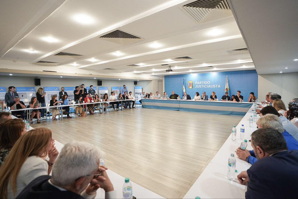 WalterVuotoTDF's tweet image. COMPROMISO CON LA PATRIA Y SU GENTE 🇦🇷❤️

Participamos junto a @AndreFreitesTDF del Consejo Nacional del PJ para analizar el Presupuesto 2026 y la agenda de retrocesos que impulsa el gobierno Nacional.

Defendemos la producción, el trabajo argentino y una democracia sin ajuste ni…