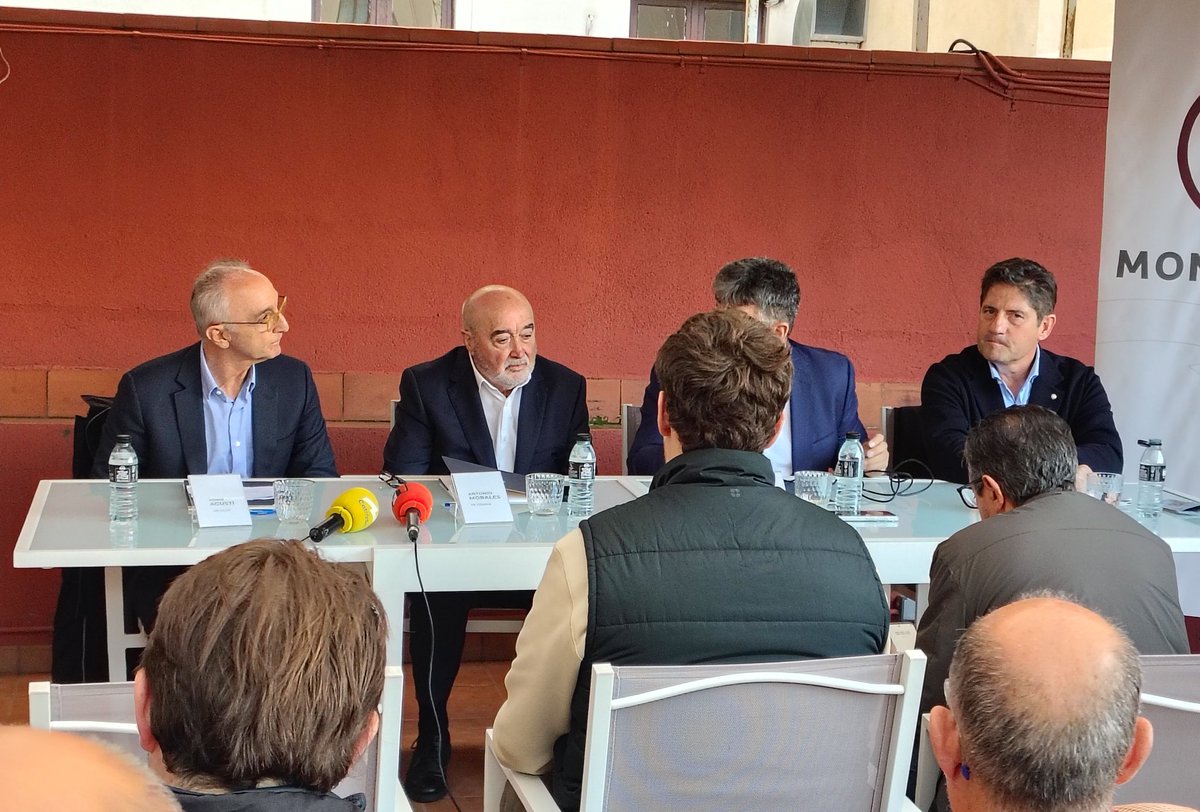 441 presidents presentaran avui petició d'Assemblea a la <a href="/FCF_CAT/">Federació Catalana de Futbol</a> amb el desig de fer fora Soteras i la seva junta i l'empleat Calle. <a href="/b5alvarez/">berni alvarez</a> i <a href="/gerardesteva/">Gerard Esteva</a> tindran còpia del desig representat avui pels presidents de <a href="/NASTICTARRAGONA/">NÀSTIC DE TARRAGONA</a> <a href="/UEO1921/">Unió Esportiva Olot</a> i <a href="/FundacioGrama/">Fundació Esportiva Grama</a> 
#futbolcat