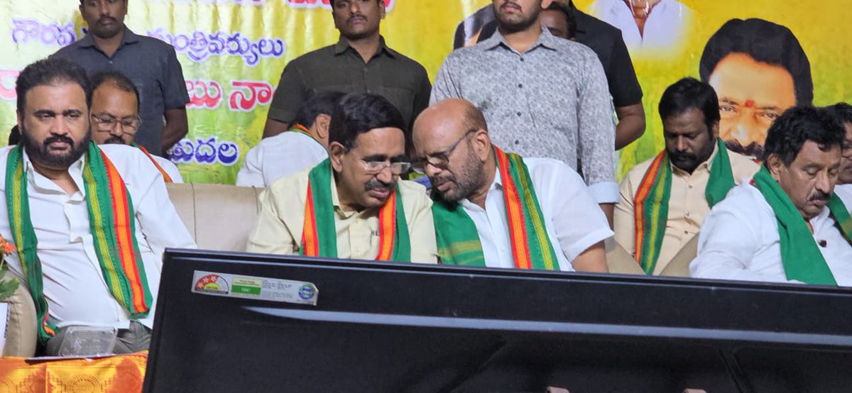 పెద్దాపురంలో ఏర్పాటుచేసిన అన్నదాత సుఖీభవ కార్యక్రమంలో జిల్లా ఇంచార్జి మంత్రి శ్రీ పొంగూరు నారాయణ గారు మరియు జిల్లా నాయకులతో కలిసి పాల్గొనడం జరిగింది.

#Super6SuperHit
#AnnadathaSukhibhava
#FarmersFriendlyGovt
#IdhiManchiPrabhutvam
#ChandrababuNaidu
#AndhraPradesh