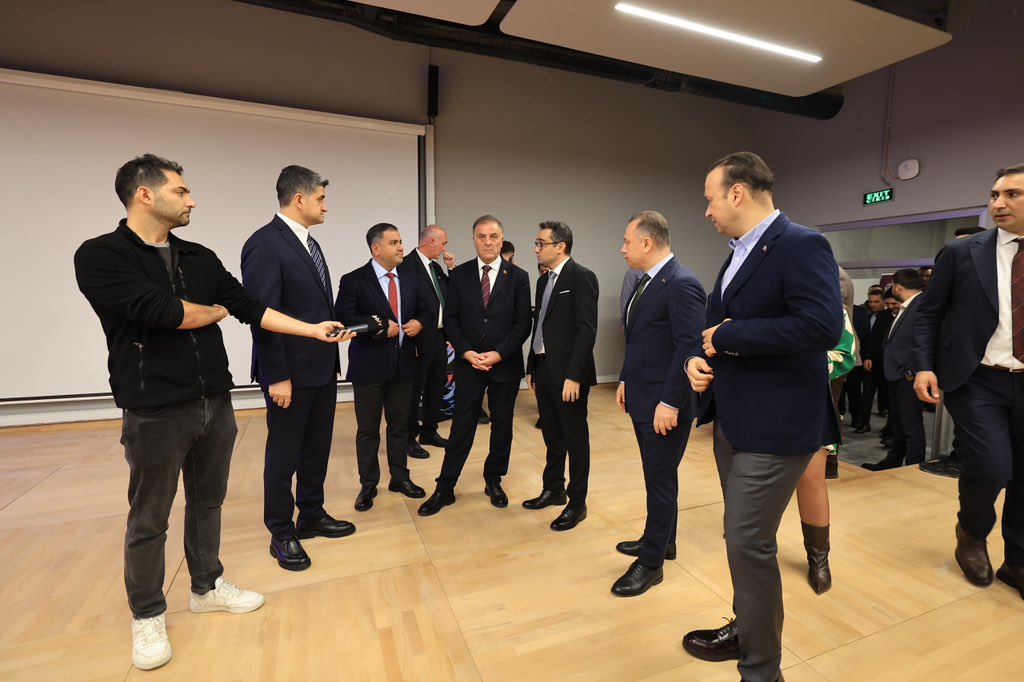 IbbFen's tweet image. Tech Istanbul #Kayışdağı Merkezimizin ikinci etabını tamamlayarak hizmete açtık.

Toplam 3.855 metrekarelik modern alanıyla merkezimiz; geniş ofisleri, eğitim ve atölye sınıflarıyla girişimcilere üretim, gelişim ve iş birliği için güçlü bir ortam sunuyor.

#İBBFEN