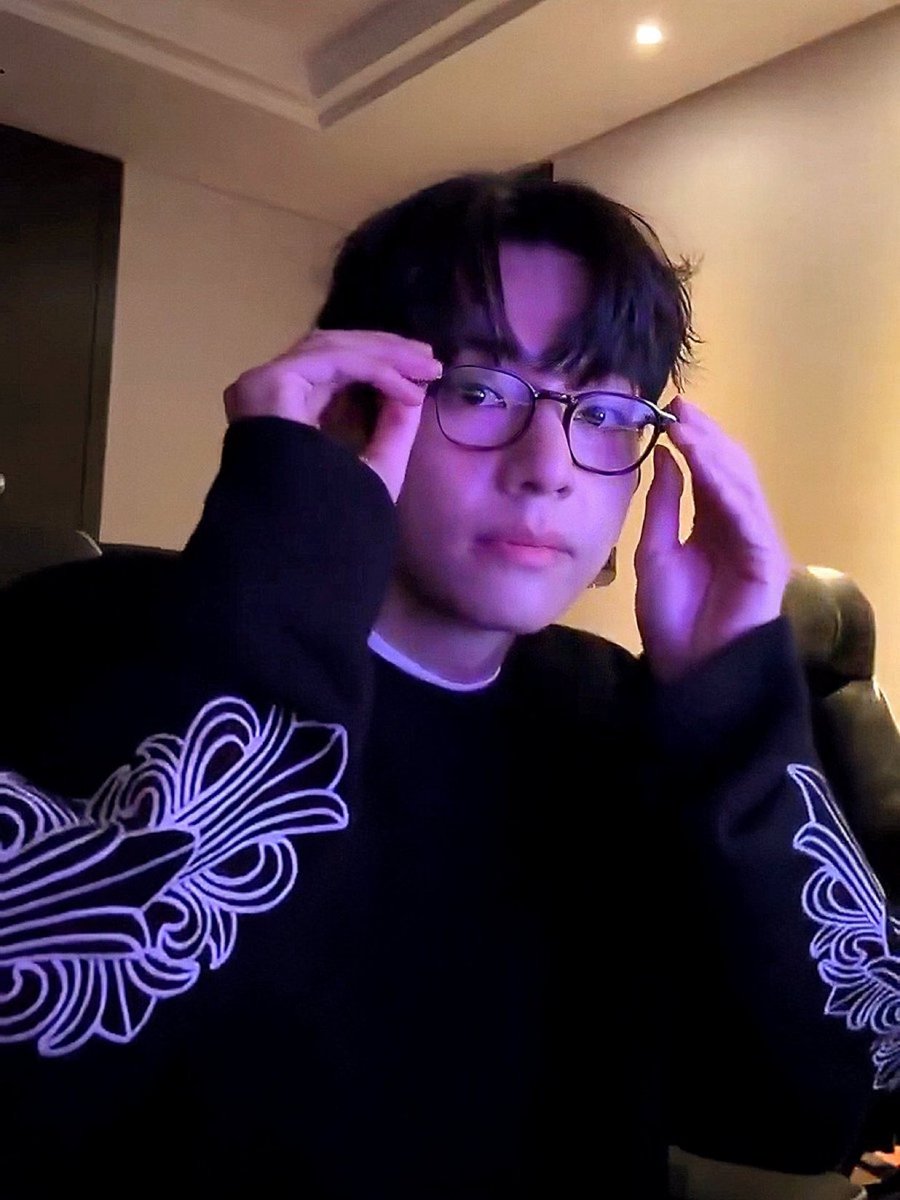 theviral7787's tweet image. Taehyung with those glasses in his recent live didn’t just look good — he looked unreal.
That dream-level calm, the kind of beauty that feels like reality paused for a second just to frame him perfectly.
#Taehyung #V #KimTaehyung