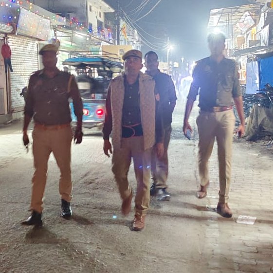 bahraichpolice's tweet image. जनपद में अपराध-नियंत्रण व आमजन में सुरक्षा की भावना जागृत करने के दृष्टिगत #SPBahraich के निर्देशन में थाना फखरपुर पुलिस द्वारा भीड़-भाड़ वाले स्थानों तथा मिश्रित आबादी वाले संवेदनशील क्षेत्रों में किया गया पैदल गश्त।   
#UPPolice