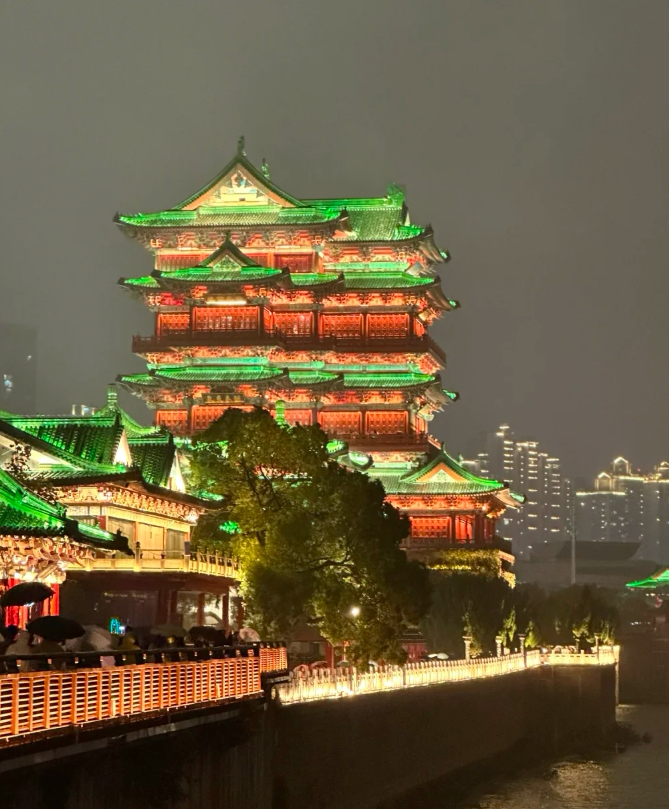 aishuzhan's tweet image. 赣江边上的滕王阁夜景也太美啦～