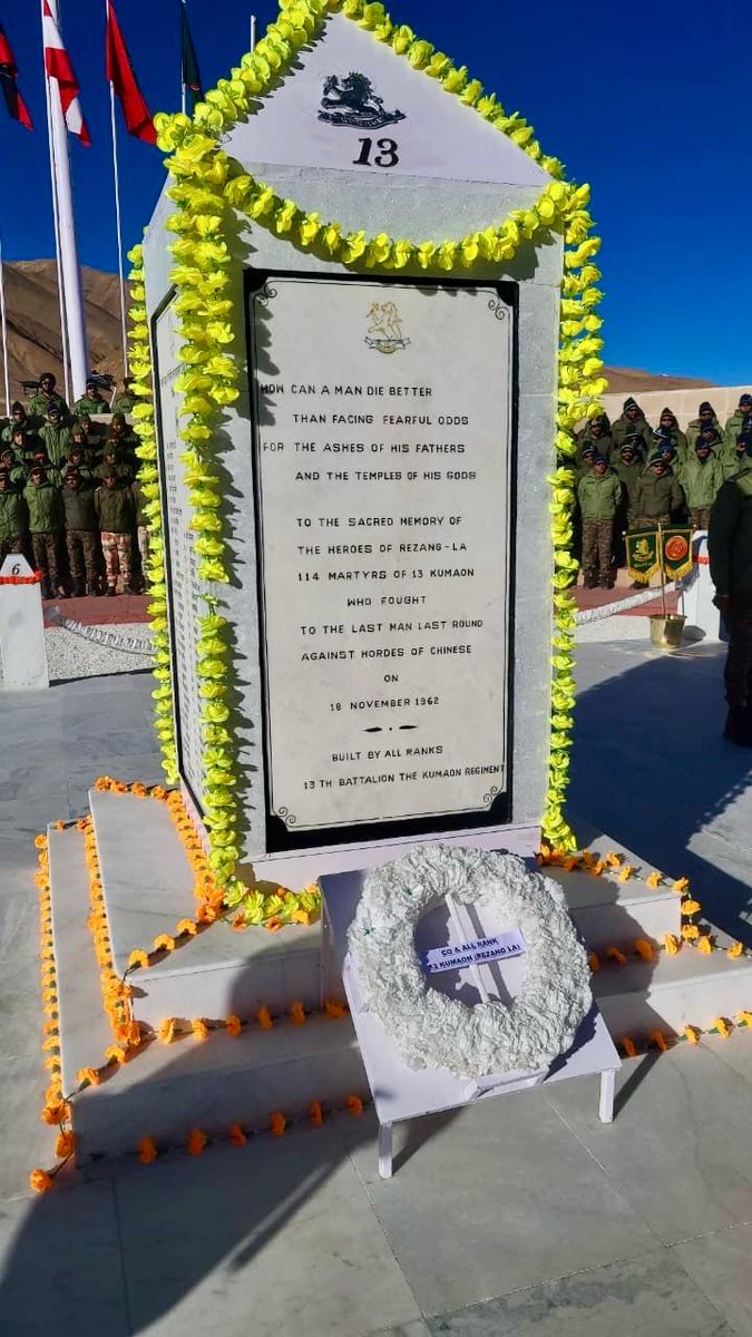 prodefencejammu's tweet image. “No retreat, no surrender - only honour in their hearts.”

At the icy heights of Chushul, where bravery met destiny, a special guard was presented by 13 KUMAON of #TigerDivision at the Rezang La War Memorial on the 63rd #RezangLaDay to honour the immortal heroes of Rezang La.…