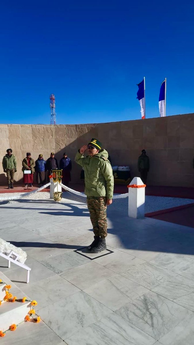 prodefencejammu's tweet image. “No retreat, no surrender - only honour in their hearts.”

At the icy heights of Chushul, where bravery met destiny, a special guard was presented by 13 KUMAON of #TigerDivision at the Rezang La War Memorial on the 63rd #RezangLaDay to honour the immortal heroes of Rezang La.…