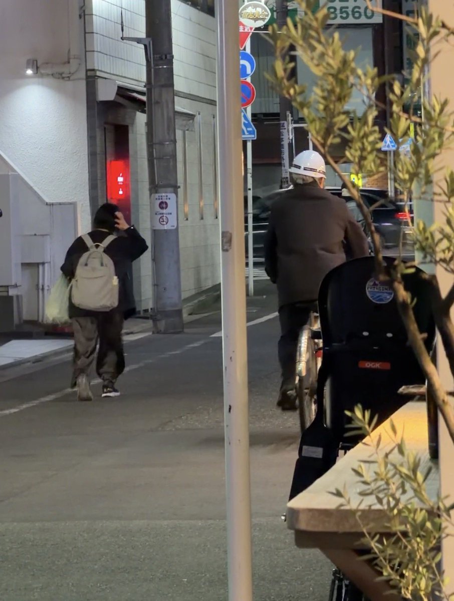 stealth246's tweet photo. 都立大学駅の駐輪場から飛び出てきた自転車ジジィが道の真ん中をずっと走ってるから、気づかしてあげるためにクラクションじゃなく、ハイビームにしたらバックファックユーやってきた🤷‍♀️こんなじじぃがどこで覚えたんだよ🖕笑っちゃった🤦老害
#DQN #トラブル #ドラレコ #煽り運転 https://t.co/kHlQxubSCX