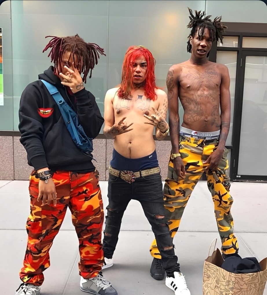 ced_jayy's tweet image. these niggas come up to you and tell you to empty out ya pockets, what you doing??