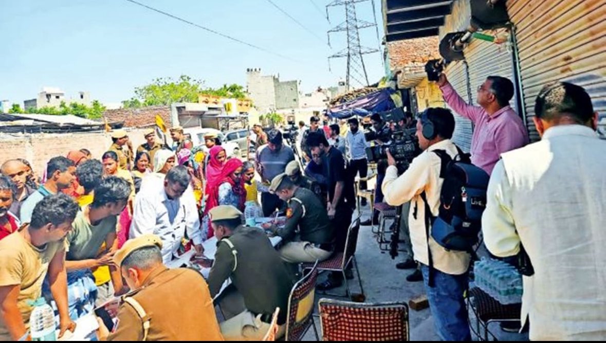 StringReveals's tweet image. Mumbai cops deport 1,001 Bangladeshi nationals in 2025 amid a major crackdown — over six times last year’s number. New govt push-back policies &amp;amp; legal changes fuel the surge. 🇮🇳
indianexpress.com/article/cities…