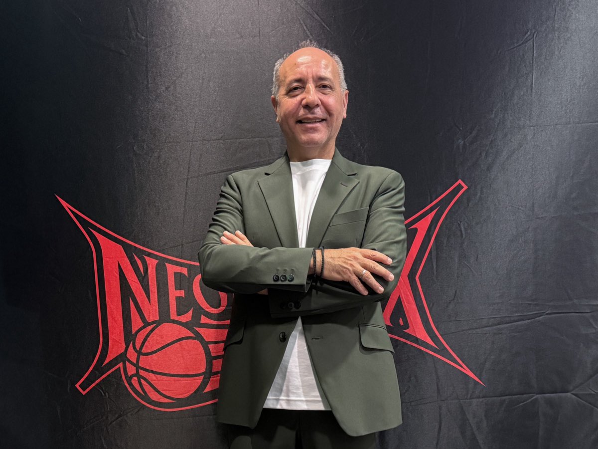 greecejapan's tweet photo. その明るいキャラクターと確かな指導力で愛されるマギラス氏にお話を伺いました！｜ブースターは家族であり、ネオフェニックスそのもの～三遠ネオフェニックス・アソシエイトコーチ、ギリシャのエヴァンゲロス・マギラス氏独占インタビュー https://t.co/puapXIOXuz #三遠ネオフェニックス #Bリーグ https://t.co/35bgwDvMMu